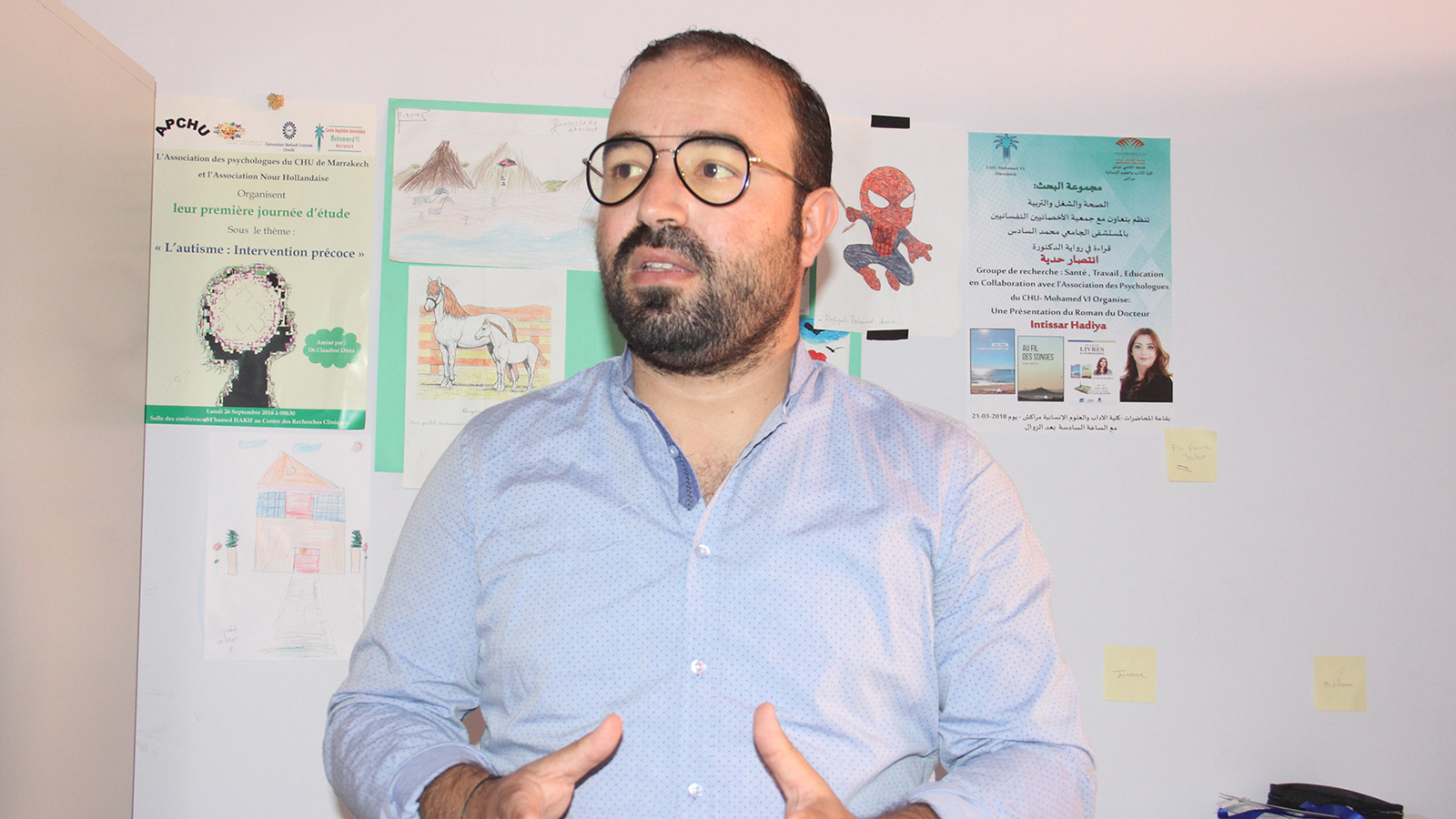 ‪الدكتور كريم حميد: من صميم عملي أن أقدم الدعم النفسي للمرضى وأيضا لزملائي في العمل‬ (الجزيرة)