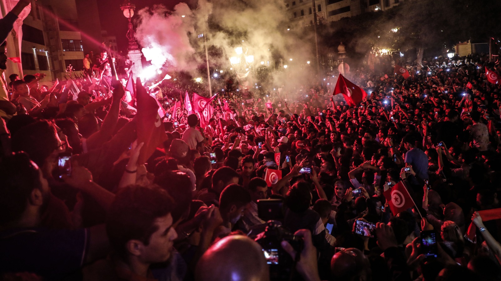 ‪آلاف التونسيين احتشدوا في العاصمة للاحتفال بفوز قيس سعيّد‬ (الأناضول)
