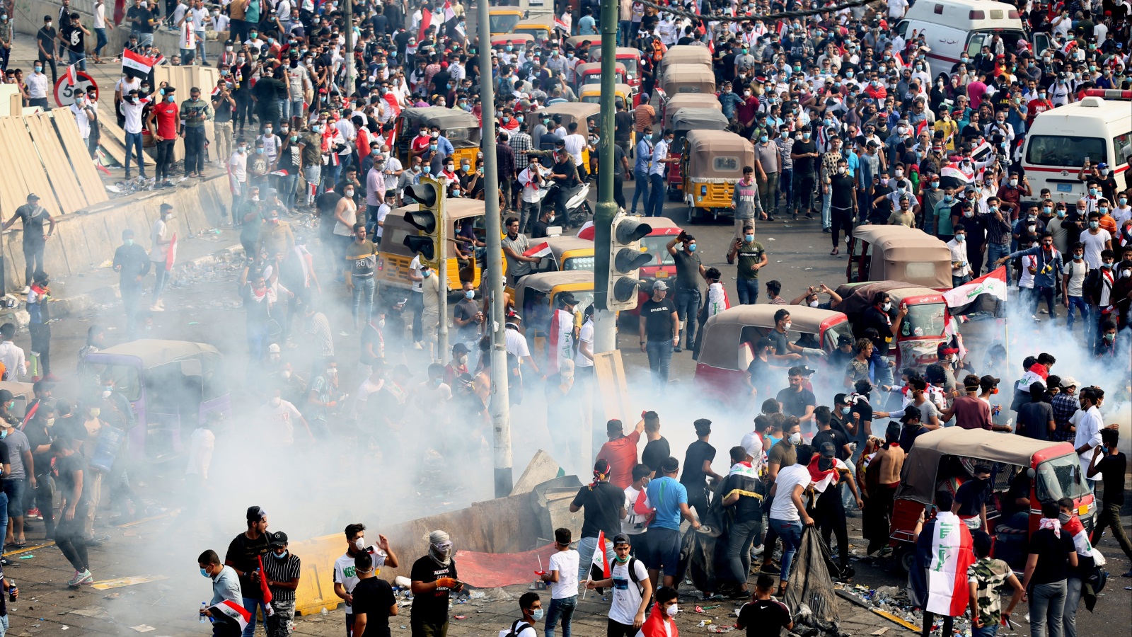 ‪جانب من حشود المتظاهرين وسط بغداد قبل يومين‬  (الأناضول)