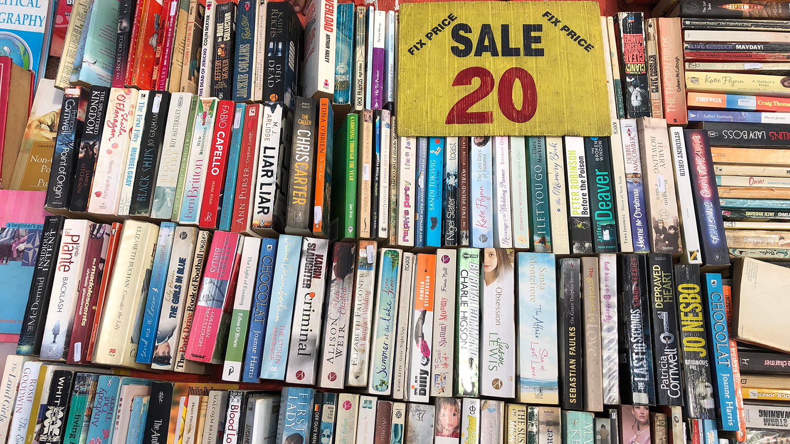 ‪الكتب تباع في السوق بأسعار زهيدة للغاية‬ (الجزيرة)