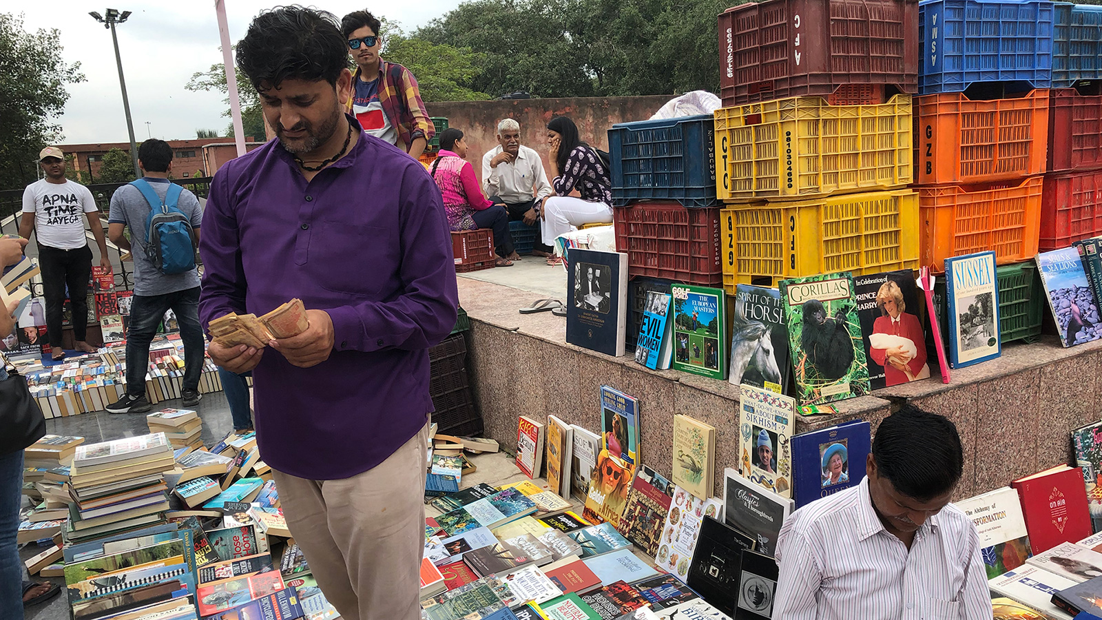 ‪السوق يستضيف عشاق الكتب منذ 1964 ويزوره آلاف من الناس كل أسبوع وخاصة الطلاب والمعلمين‬ (الجزيرة)