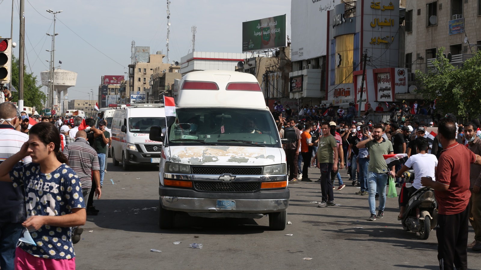 سيارات إسعاف بالقرب من ساحة التحرير في بغداد لنقل المصابين (الأناضول)
