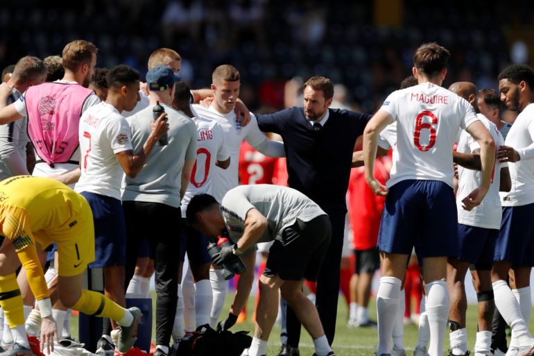 Soccer Football - UEFA Nations League - Third Place Play Off - Switzerland v England - Estadio D. Afonso Henriques, Guimaraes, Portugal - June 9, 2019 England manager Gareth Southgate gives instructions to the players during the extra time break REUTERS/Rafael Marchante