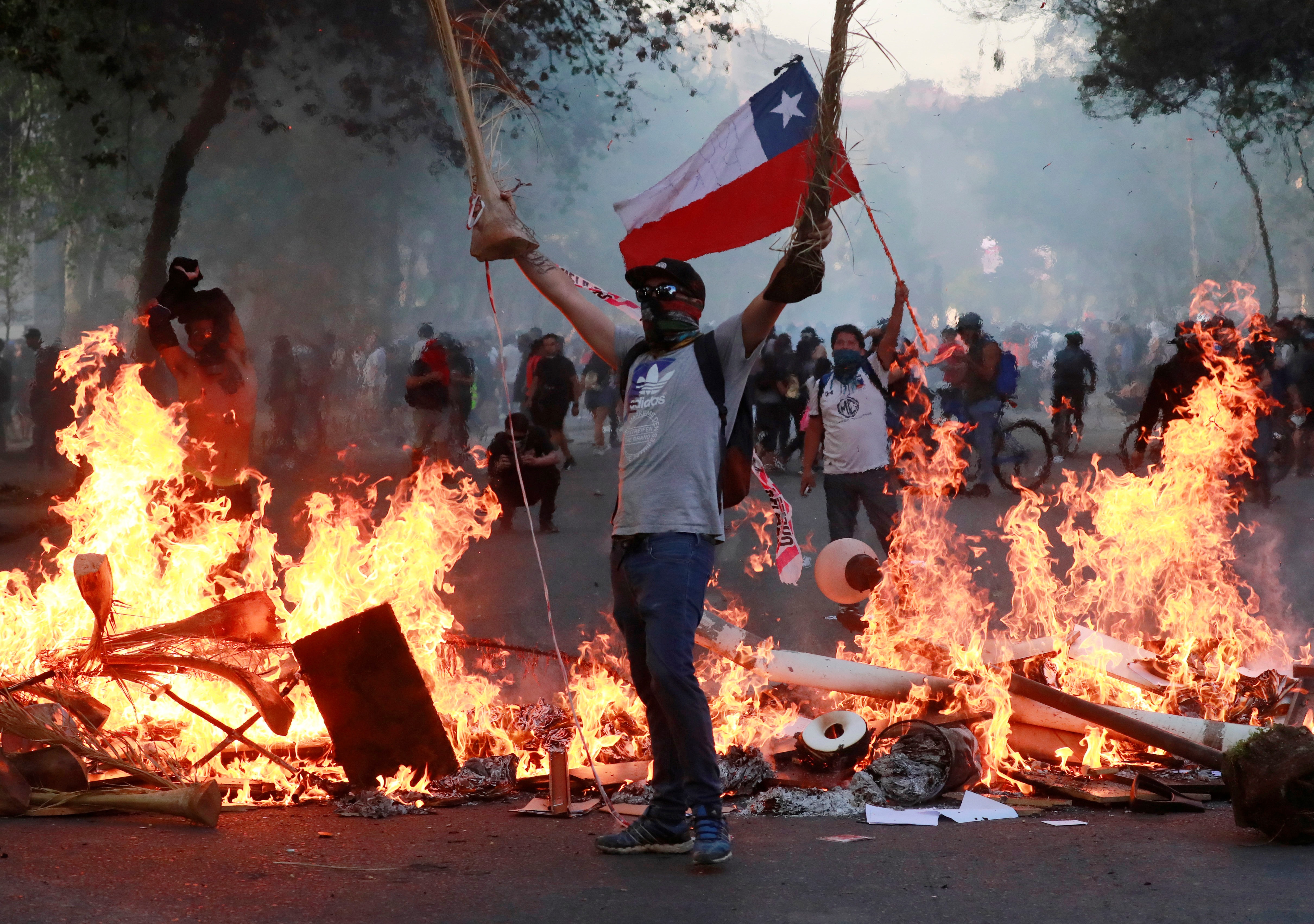 جانب من الاحتجاجات المشتعلة في تشيلي (رويترز)