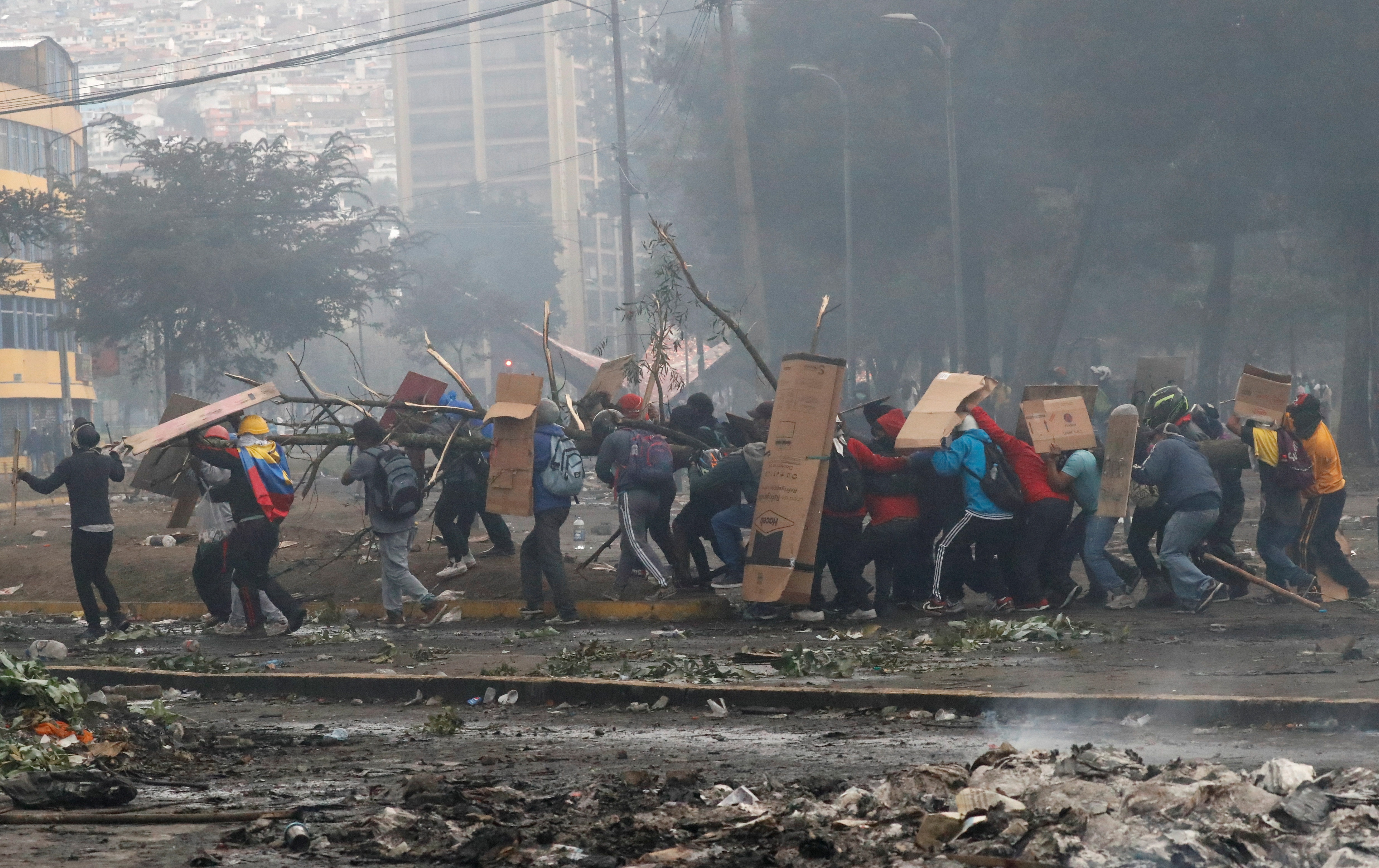 جانب من الاحتجاجات المشتعلة بالإكوادور (رويترز)