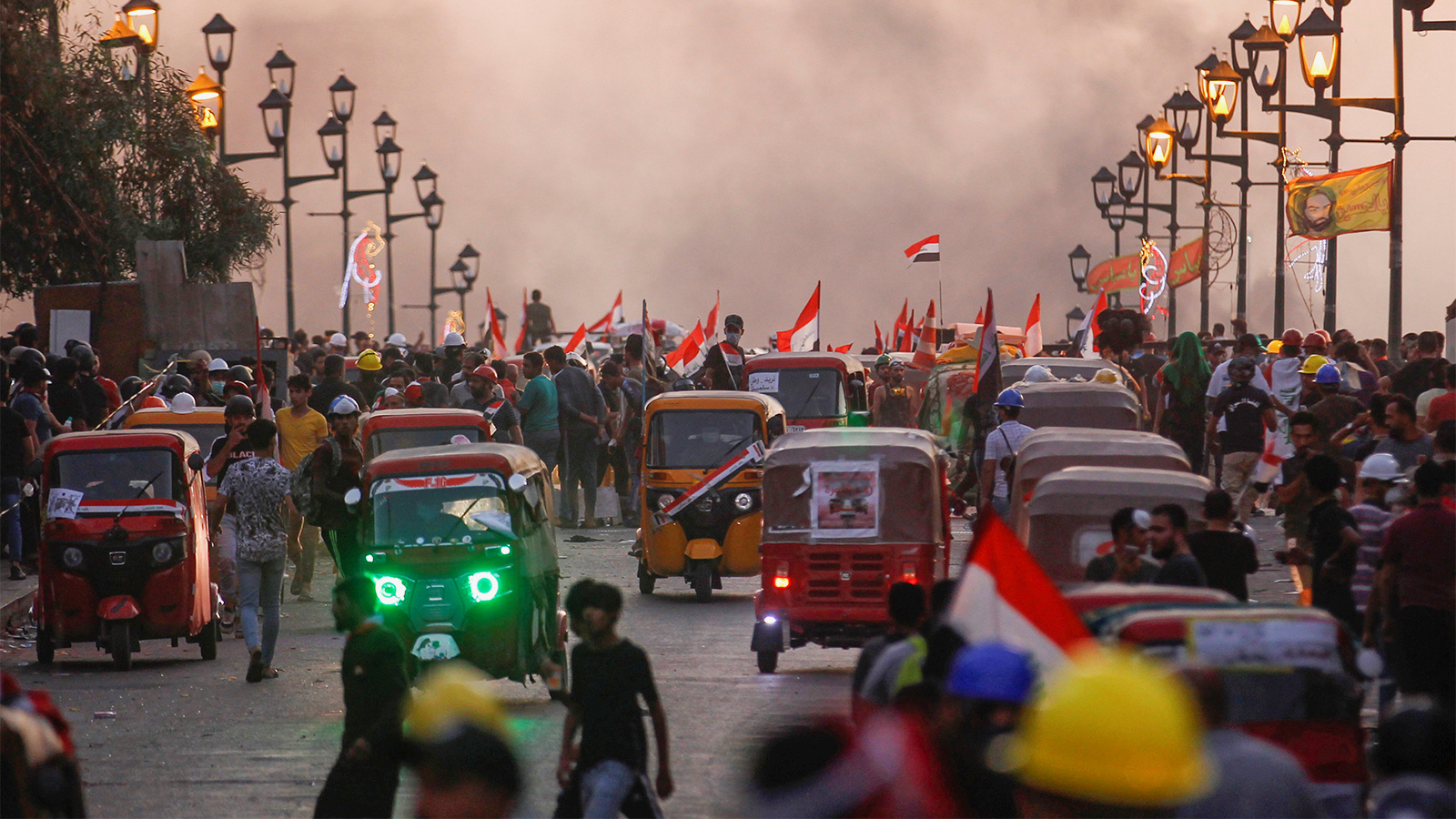 السلطات العراقية واجهت الاحتجاجات بعنف فسقط عشرات القتلى وآلاف الجرحى (الجزيرة)