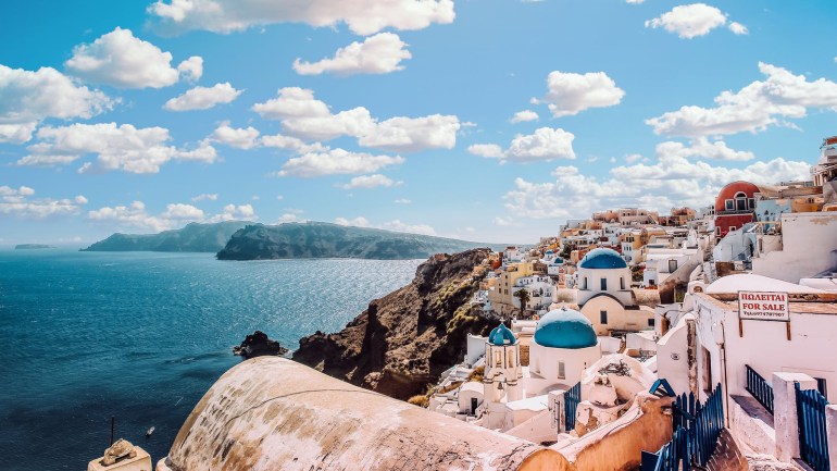 تعرف على أكثر 10 أماكن رومانسية في العالم لتقديم عرض الزواج وعقد حفلات الخطوبة - جزيرة سانتوريني اليونانية (بيكسلز)