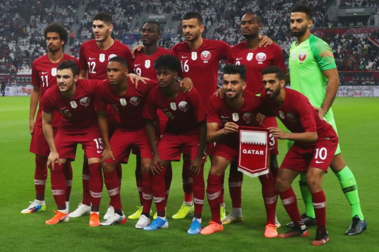 Soccer Football - Gulf Cup - Group A - Qatar v Iraq - Khalifa International Stadium, Doha, Qatar - November 26, 2019 Qatar players pose for a team group photo before the match REUTERS/Ibraheem Al Omari