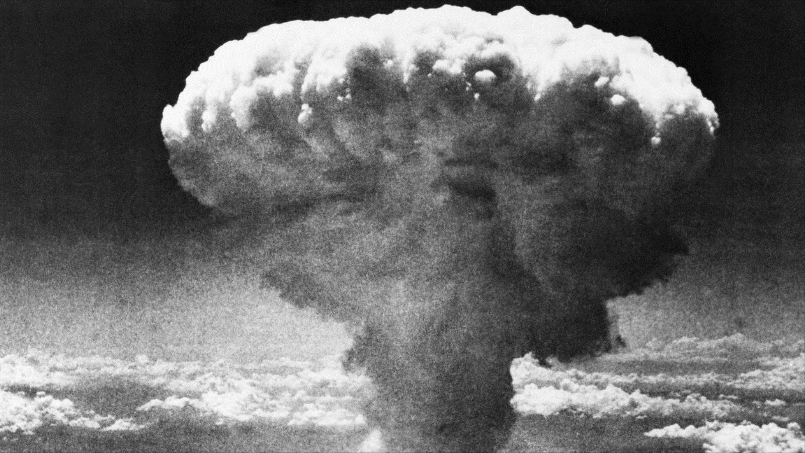 ‪أول قنبلة ذرية أميركية على ناغازاكي بالحرب العالمية الثانية في 9 أغسطس/آب 1945‬  (أسوشيتد برس)