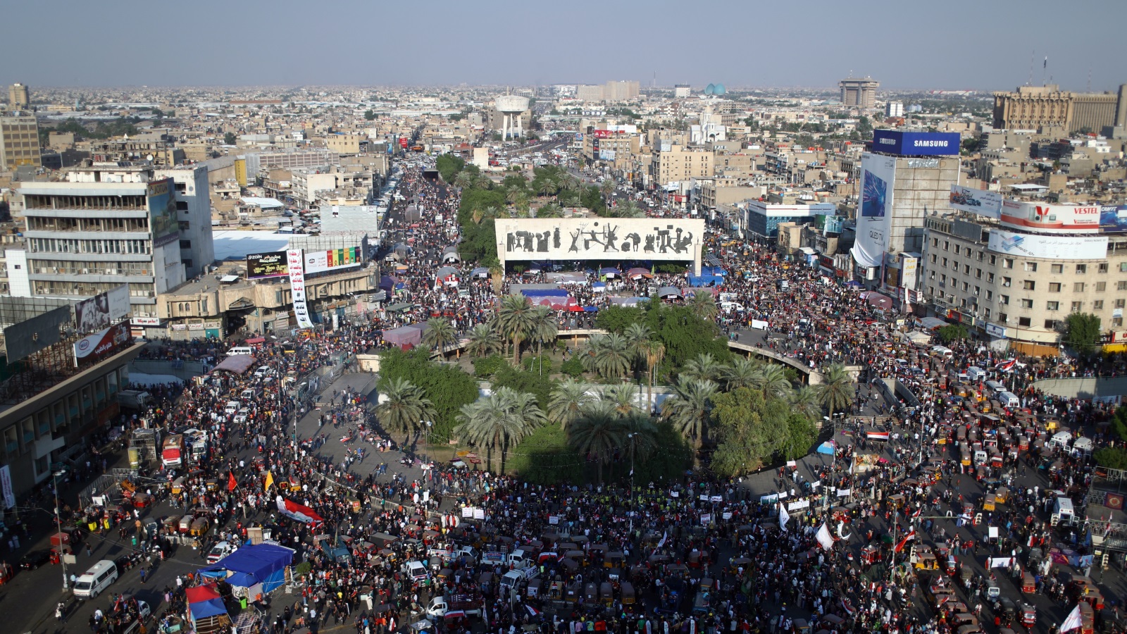 حشود المتظاهرين تتزايد في ساحة التحرير في بغداد (رويترز)