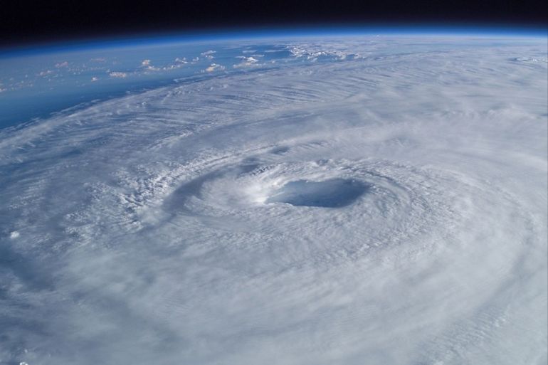 صورة جوية لعين إعصار إيزابيل عام 2003 (ويكيبيديا)