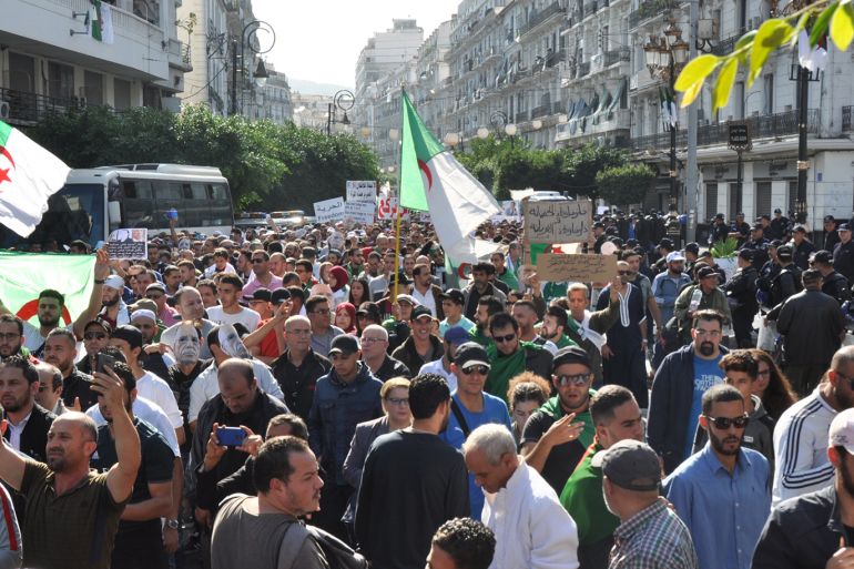 مراقبون أكّدوا أنّها واحدة من أقوى مسيرات الحراك في الجزائر منذ انطلاقه في 22 فبراير الجزيرة نت
