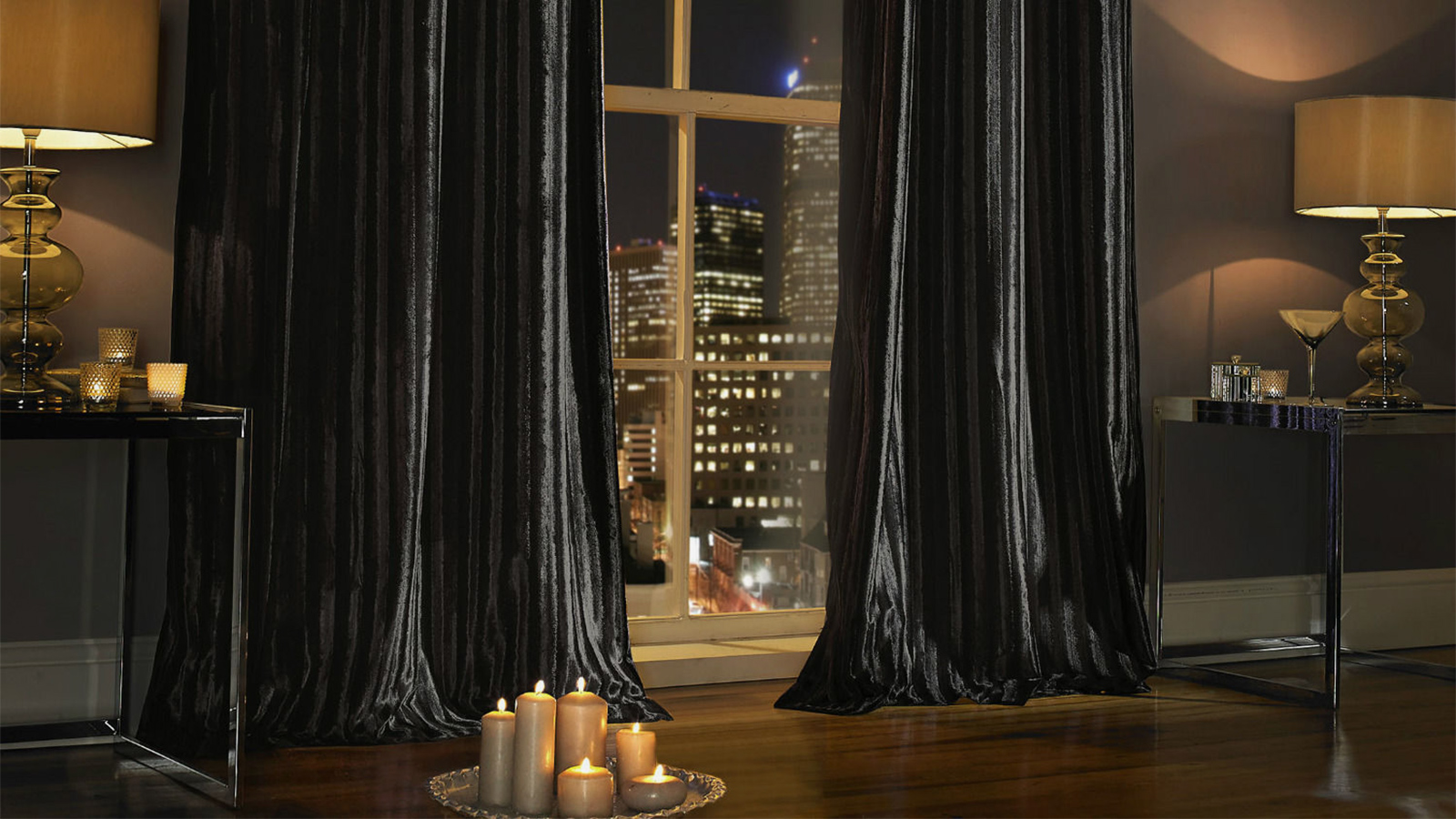 ‪الستائر المخملية هي الأكثر أناقة ورقيا مع الشموع التي تضفي أجواء حميمية دافئة على المنزل‬ (بيكسابي)