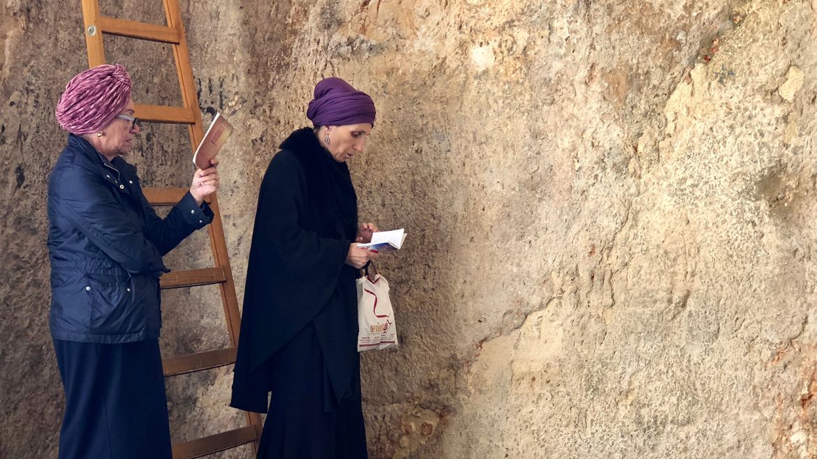 القدس-قبور السلاطين-نساء يهوديات يؤدين الصلاة قرب مدخل القبور التي يعتقدون أن ملكة يهودية دفنت فيها -تصوير جمان أبوعرفة- الجزيرة نت