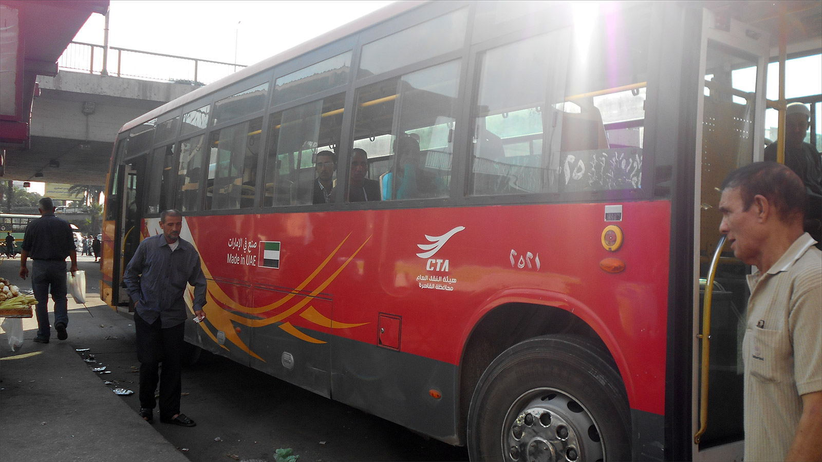 ‪حافلات إماراتية بموقف سيارات عبد المنعم رياض وسط القاهرة‬ (الجزيرة-أرشيف)