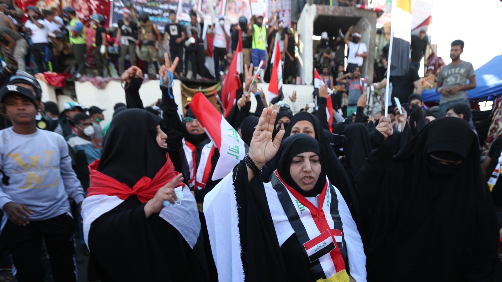 ‪عراقيات ضمن المحتجين داخل ساحة التحرير وسط بغداد‬ (الأناضول)
