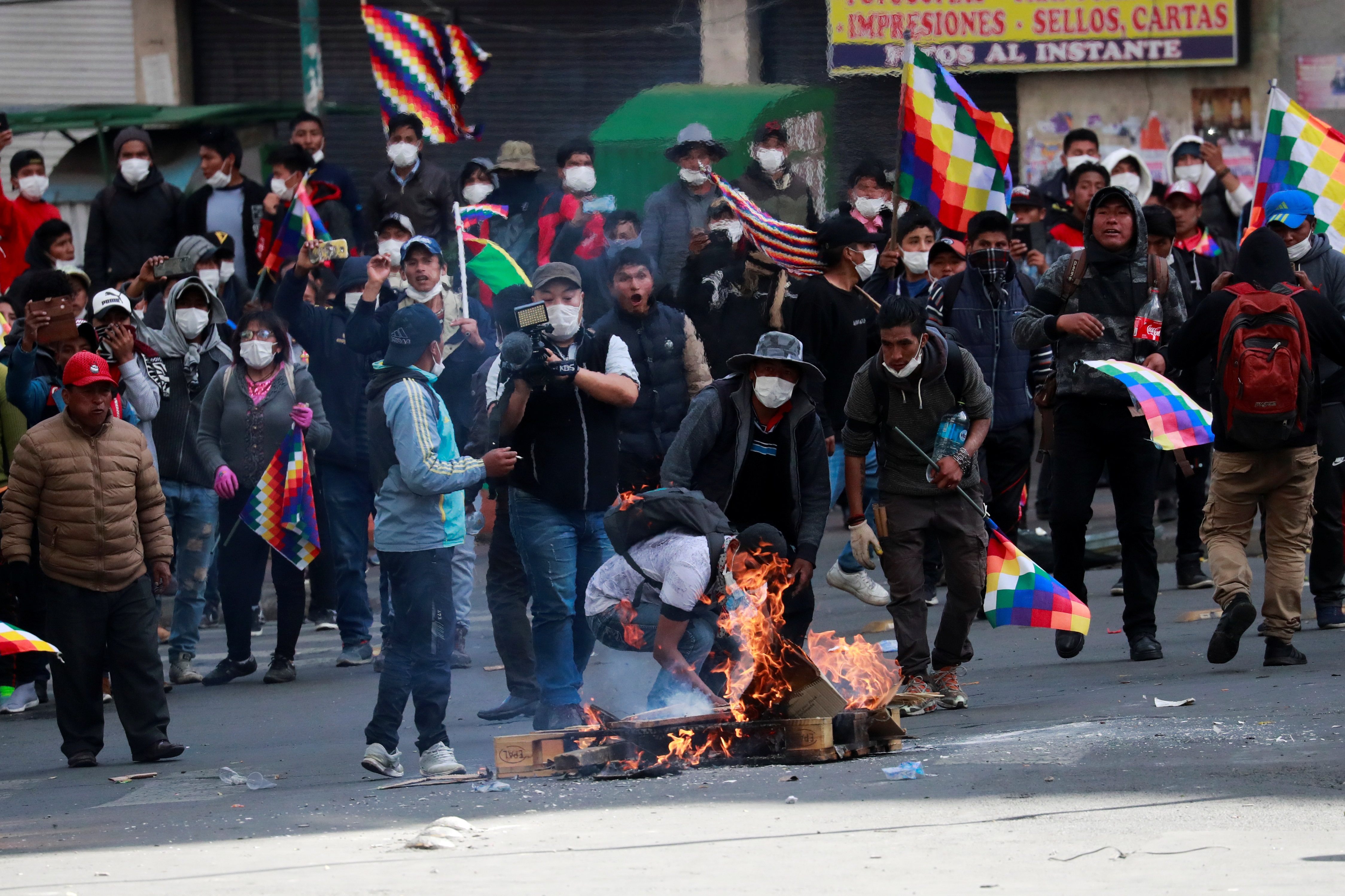 جانب من الاحتجاجات المشتعلة في بوليفيا (رويترز)