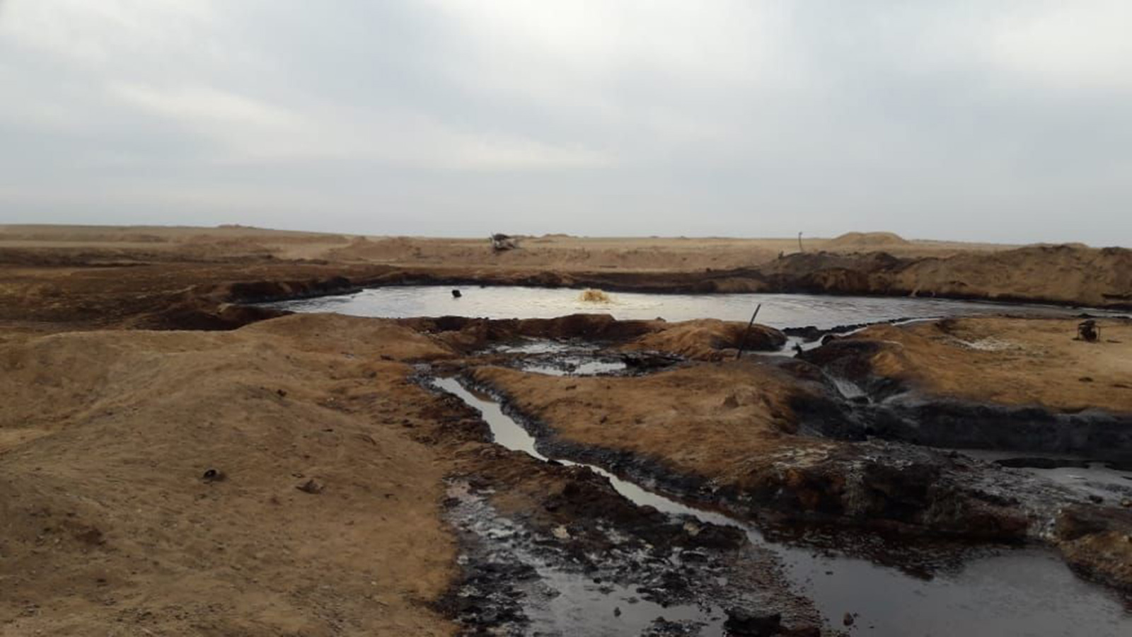 تتركز معظم الحقول النفطية المعلن عنها بالقرب من الحدود مع العراق وتركيا (الجزيرة)