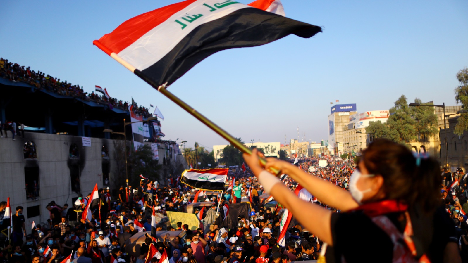 المتظاهرون في بغداد مصممون على التمسك باحتجاجاتهم حتى تحقيق المطالب (رويترز)