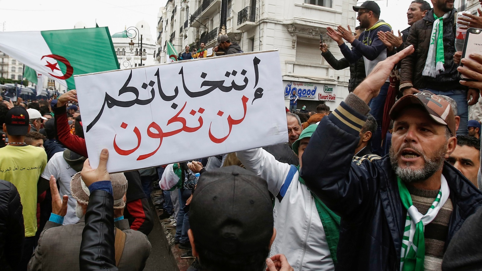 ‪‬ الشارع الجزائري يشهد انقساما حادا بين مؤيدي الانتخابات الرئاسية ورافضيها 