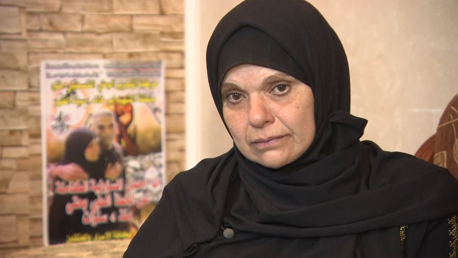 ‪والدة سامي أبو دياك الذي عانى من مرض السرطان خمس سنوات قبل استشهاده داخل السجون‬ (الجزيرة)