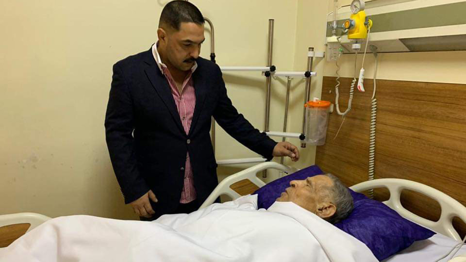 ‪النائب في البرلمان رعد الدهلكي أثناء زيارة القارئ وليد في مستشفى بار بأربيل‬ (الجزيرة)