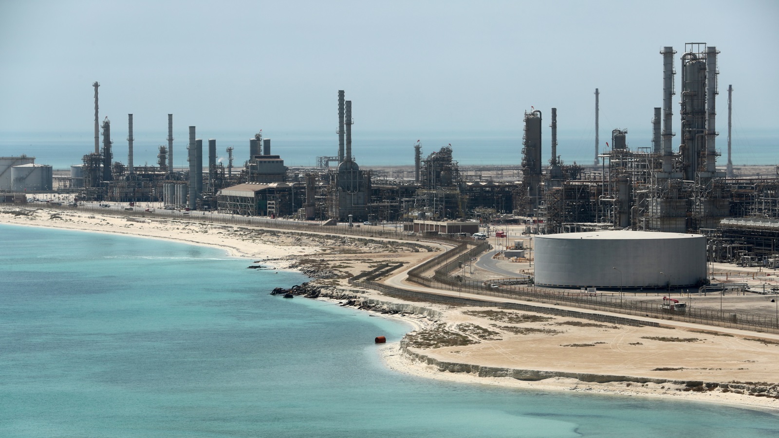 رؤية 2030 تهدف إلى تنويع الاقتصاد السعودي بعيدا عن النفط (رويترز)
