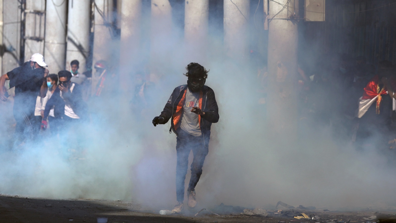 ‪(رويترز)‬ السلطات العراقية استخدمت الغاز المدمع لتفريق المتظاهرين