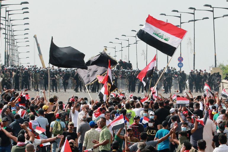epa07949020 Iraqi protesters carry the Iraqi national flag and chant slogans during a demonstration near the gate of the Iraqi government headquarters in central Baghdad, Iraq, 25 October 2019. According to reports, two protesters have been killed and dozens others were wounded, when thousands of protestors staged new anti-Iraqi governement protests in Tahrir Square, in front of Al-Jumhuriya Bridge and in the high security Green Zone. EPA-EFE/AHMED JALIL