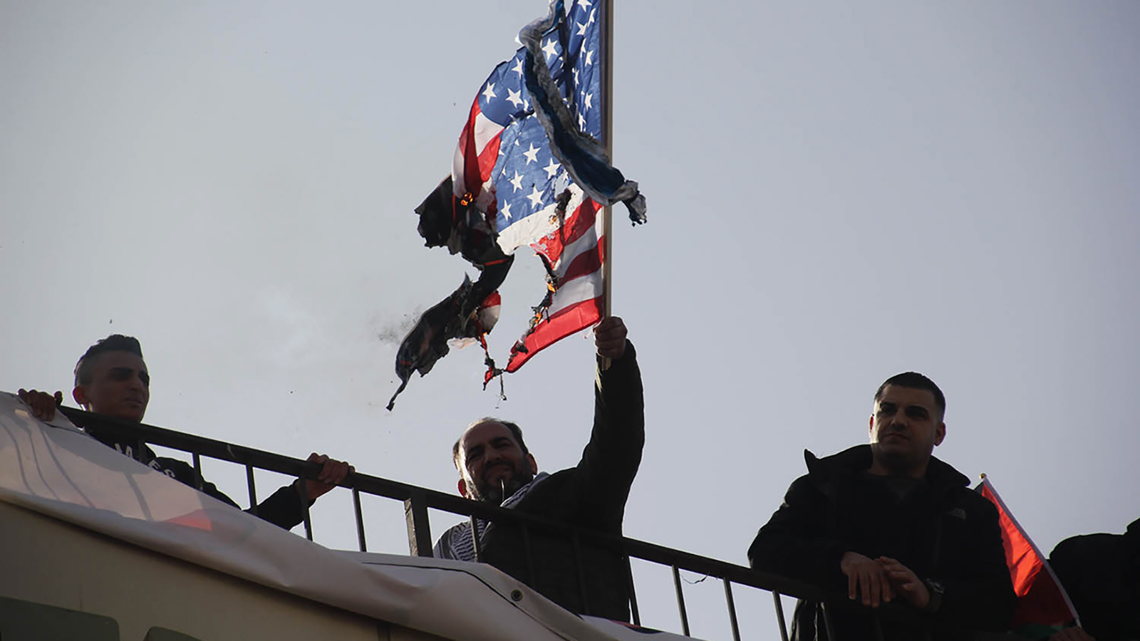 ‪متظاهرون فلسطينيون في نابلس حرقوا العلم الأميركي‬ (الجزيرة)