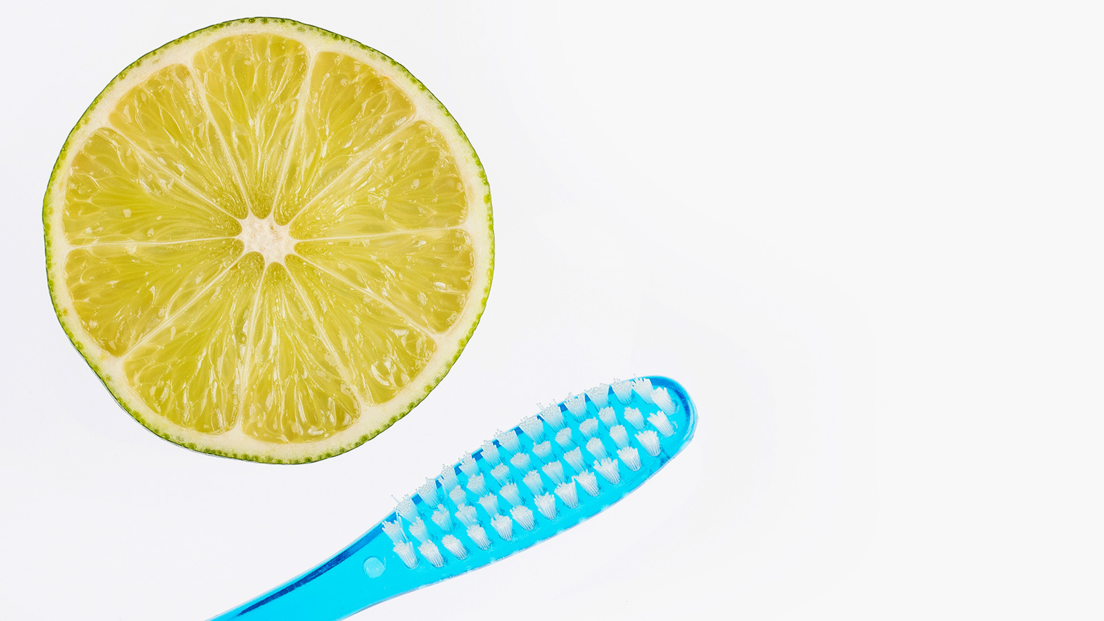 الليمون يساعد على تبييض الأسنان من خلال خلطه مع كربونات الصوديوم (غيتي)