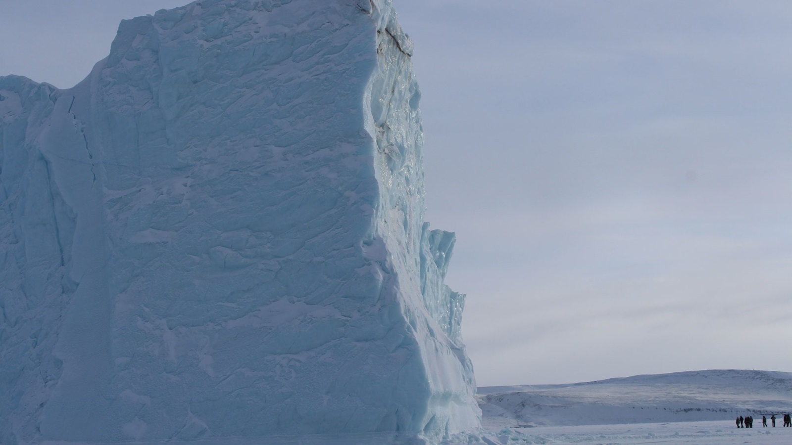 ‪جبال الجليد السميكة تسرب كميات هائلة من المياه الذائبة إلى المحيط‬ (ناسا)