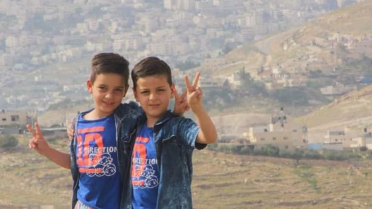 04 04 فادي العصا| ناشطون نفذوا حملة التقطوا فيها صور لأطفال الفلسطينين مع القدس القديمة، وتظهر فيها قبة الصخرة المشرفة خلفهم.