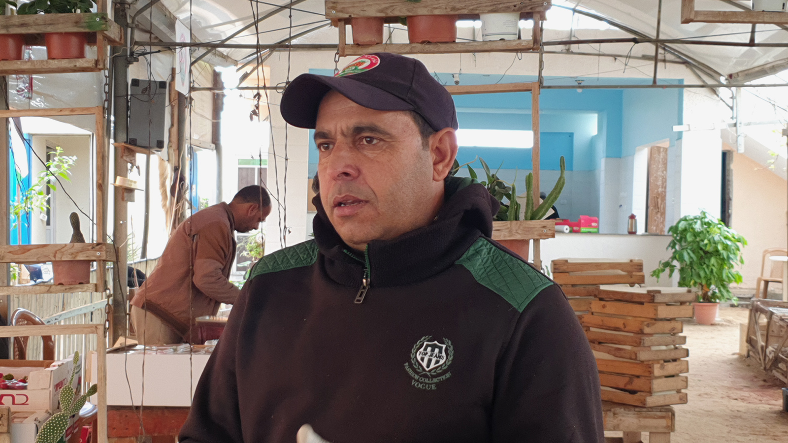 ‪المزارع أكرم أبو خوصة يأمل تعويض الخسائر الفادحة خلال سنوات الحصار‬  (الجزيرة نت)