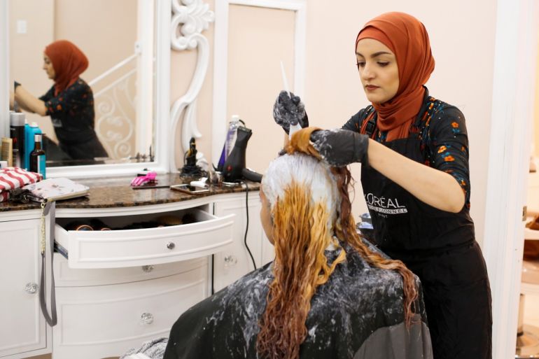 Huda Quhshi, owner and cosmetologist at the Le'Jemalik Salon and Boutique, dyes the hair of a Muslim woman ahead of the Eid al-Fitr Islamic holiday in Brooklyn, New York, U.S., June 21, 2017. Picture taken on June 21, 2017. REUTERS/Gabriela Bhaskar