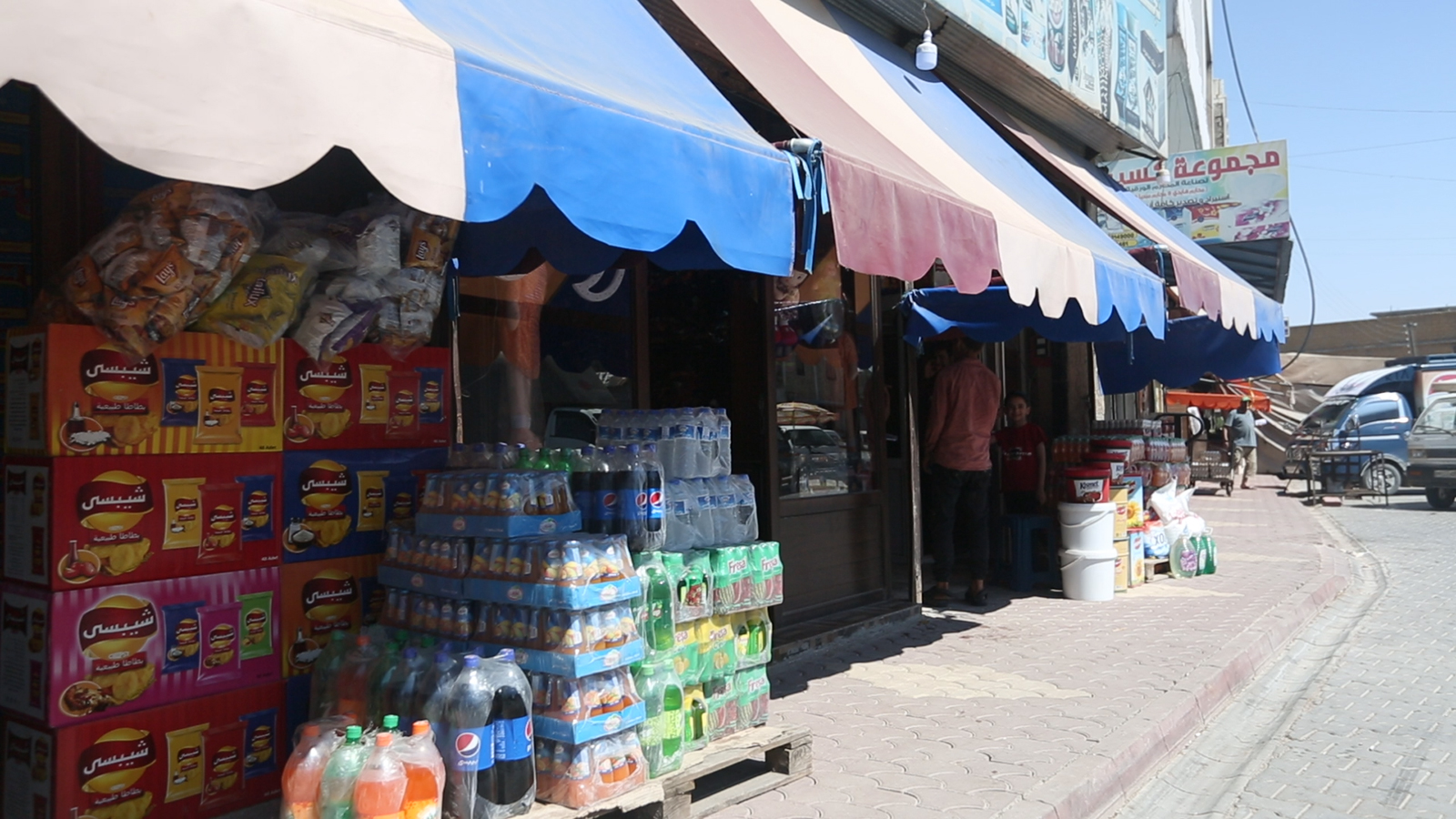 شوارع الأسواق التجارية في المدن السورية تبدو خالية بسبب انهيار الليرة (الجزيرة)