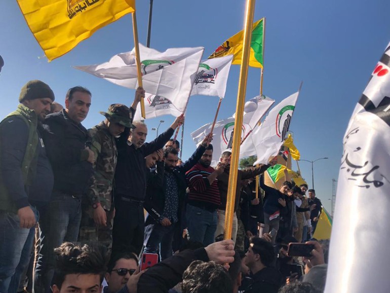 متظاهرون من أنصار "كتائب حزب الله" و الحشد الشعبي، يرفعون أعلام الكتائب على ‏جدران السفارة الامريكية بالمنطقة الخضراء وسط بغداد، احتجاجا على القصف الأمريكي ‏الذي طال موقعا للحشد في قضاء القائم، غربي محافظة الانبار.‏