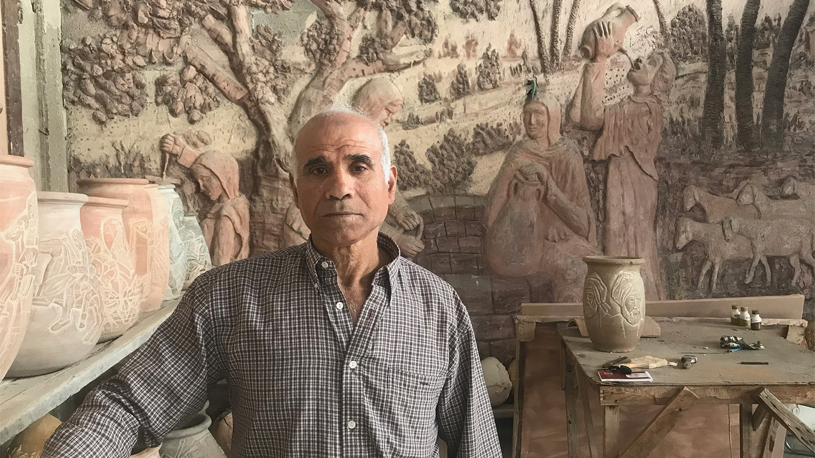 ‪الفنان بسام الحجار يجسد التاريخ من خلال فنه بالنحت‬  (الجزيرة)