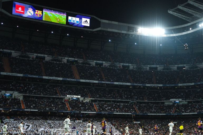 MADRID, SPAIN - MARCH 02: General view of the action during the La Liga match between Real Madrid CF and FC Barcelona at Estadio Santiago Bernabeu on March 02, 2019 in Madrid, Spain. (Photo by David Ramos/Getty Images)