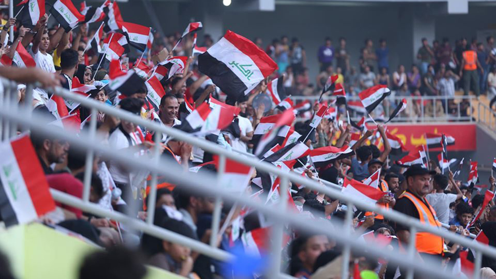 انقسام بين الجماهير العراقية بشأن استئناف الدوري أو عدم إقامته دعما للمتظاهرين (الجزيرة)