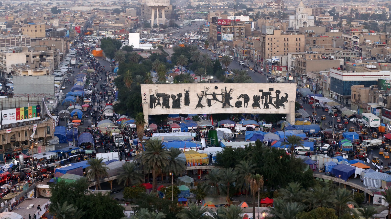 جانب من احتشاد المحتجين في ساحة التحرير وسط بغداد (الأناضول)