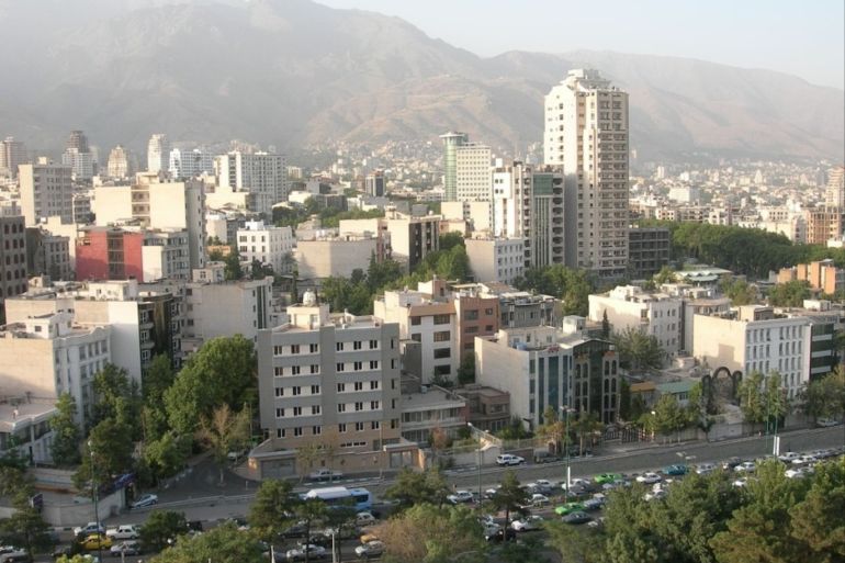 تحوم الانعكاسات الحرارية فوق طهران في فصل الشتاء لأنها محاطة بالتلال والجبال (بيكساباي)