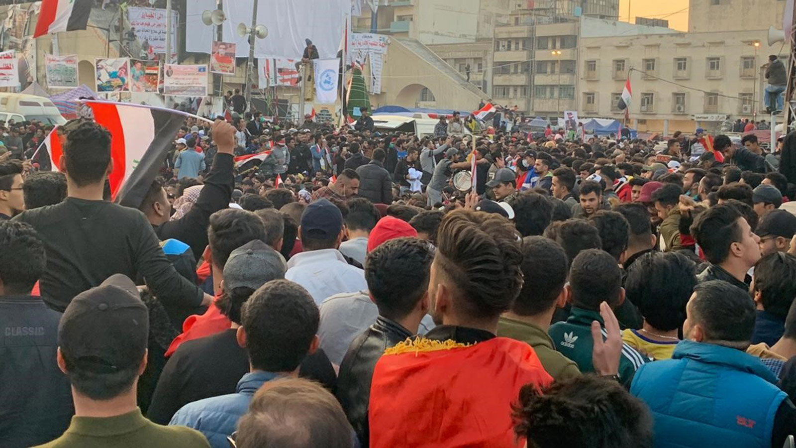 إدامة زخم المظاهرات بعد قبول البرلمان استقالة عبد المهدي (الجزيرة)