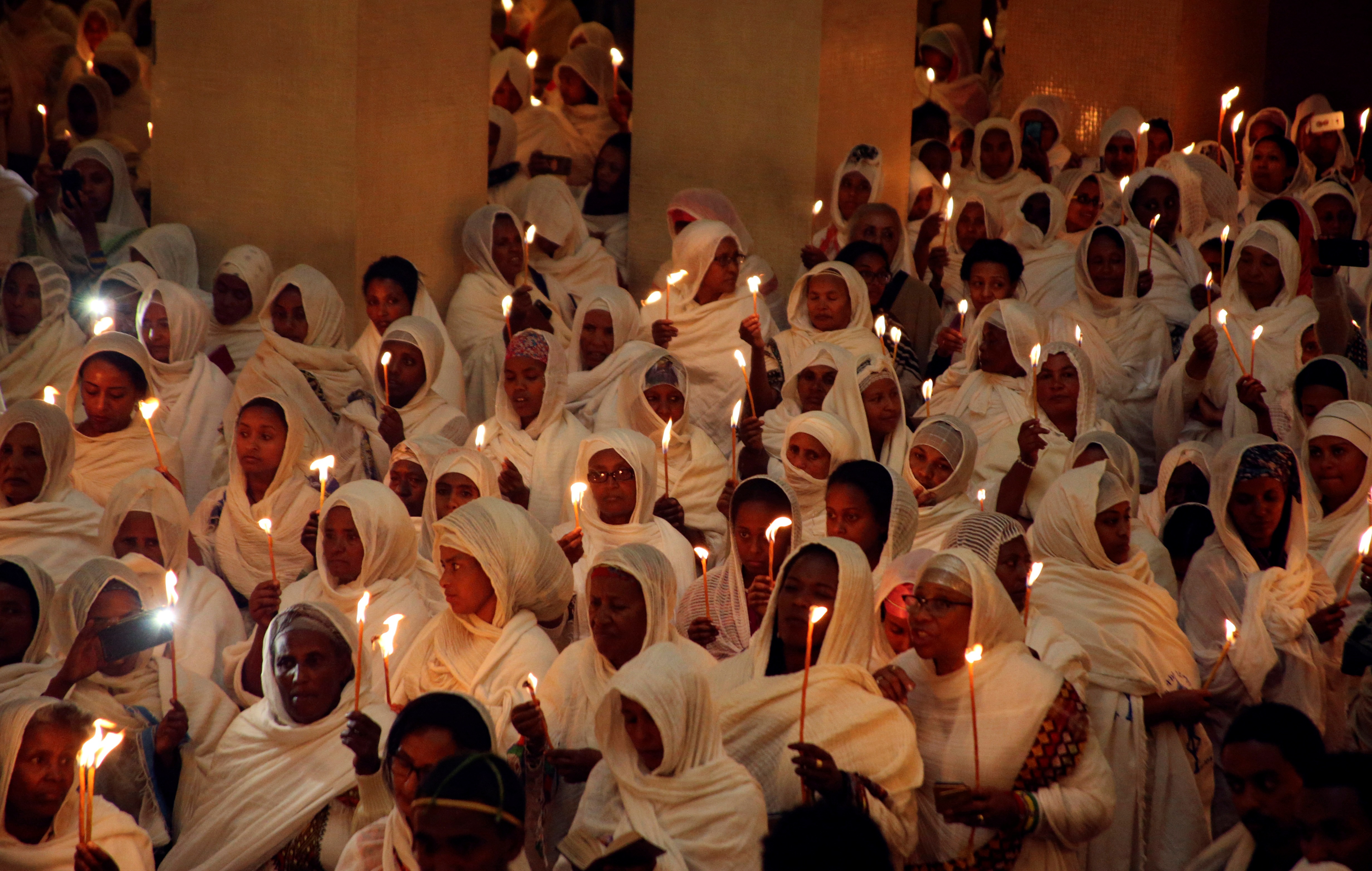 إثيوبيون أورثوذكس بالكنيسة الأرثوذكسية المقدسة في أديس أبابا (رويترز)