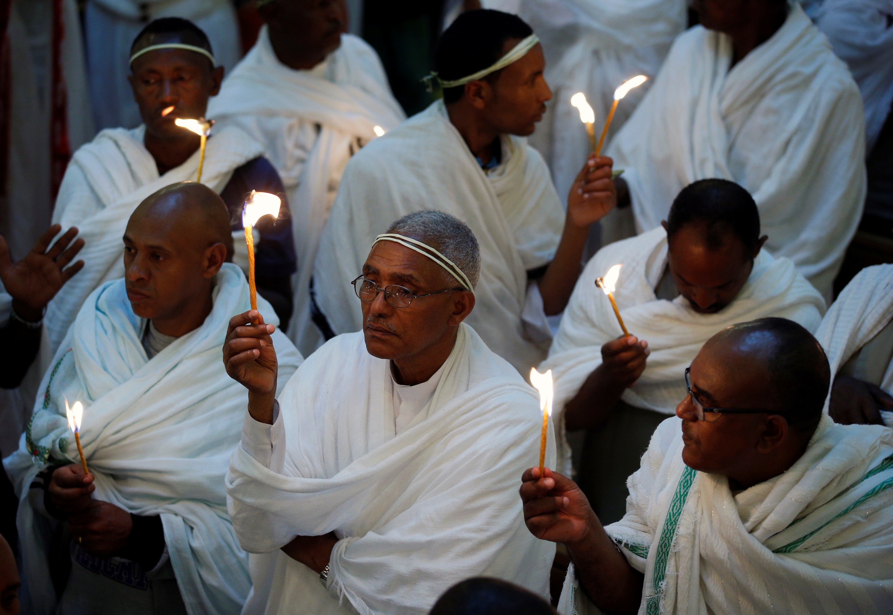  مسيحيون أرثوذكس بالكنيسة الأرثوذكسية المقدسة بأديس أبابا (رويترز)
