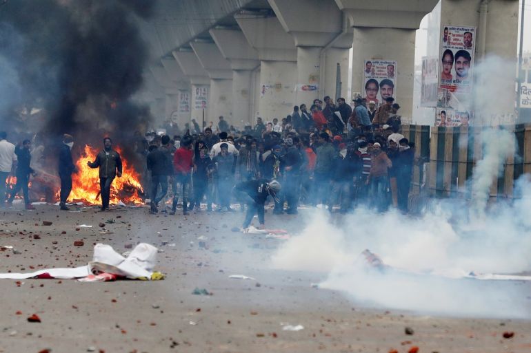 Demonstrators throw stones towards police during a protest against a new citizenship law in Seelampur, area of Delhi, India December 17, 2019. REUTERS/Adnan Abidi