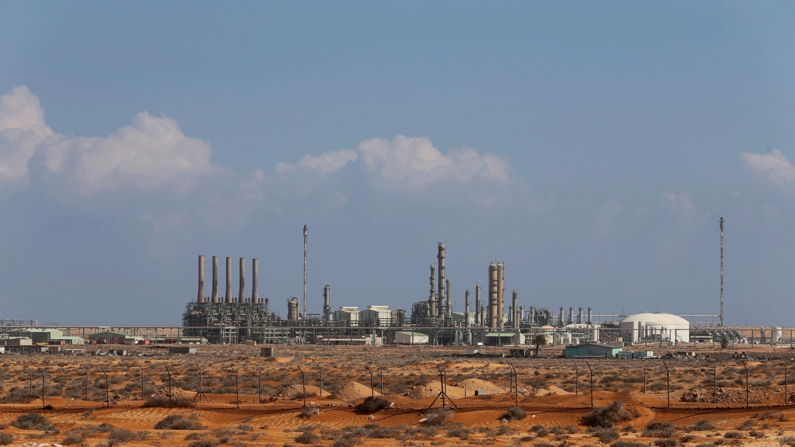 جميع حقول وموانئ ومنشآت النفط في ليبيا تحت سيطرة المؤسسة الوطنية للنفط (رويترز)