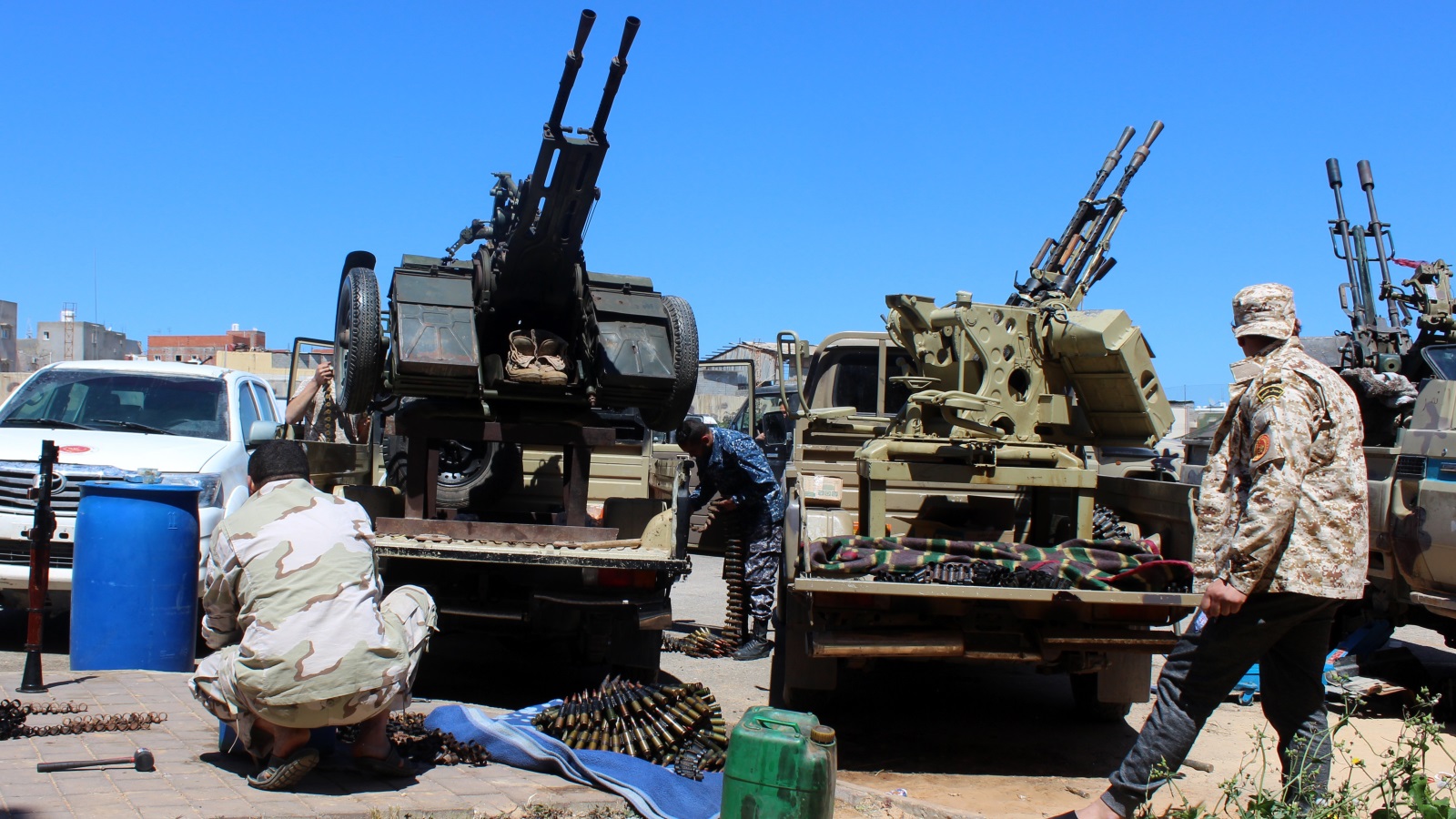 قوات تابعة لحكومة الوفاق تستعد لصد هجوم قوات حفتر في أحد محاور القتال بطرابلس (الأوروبية)