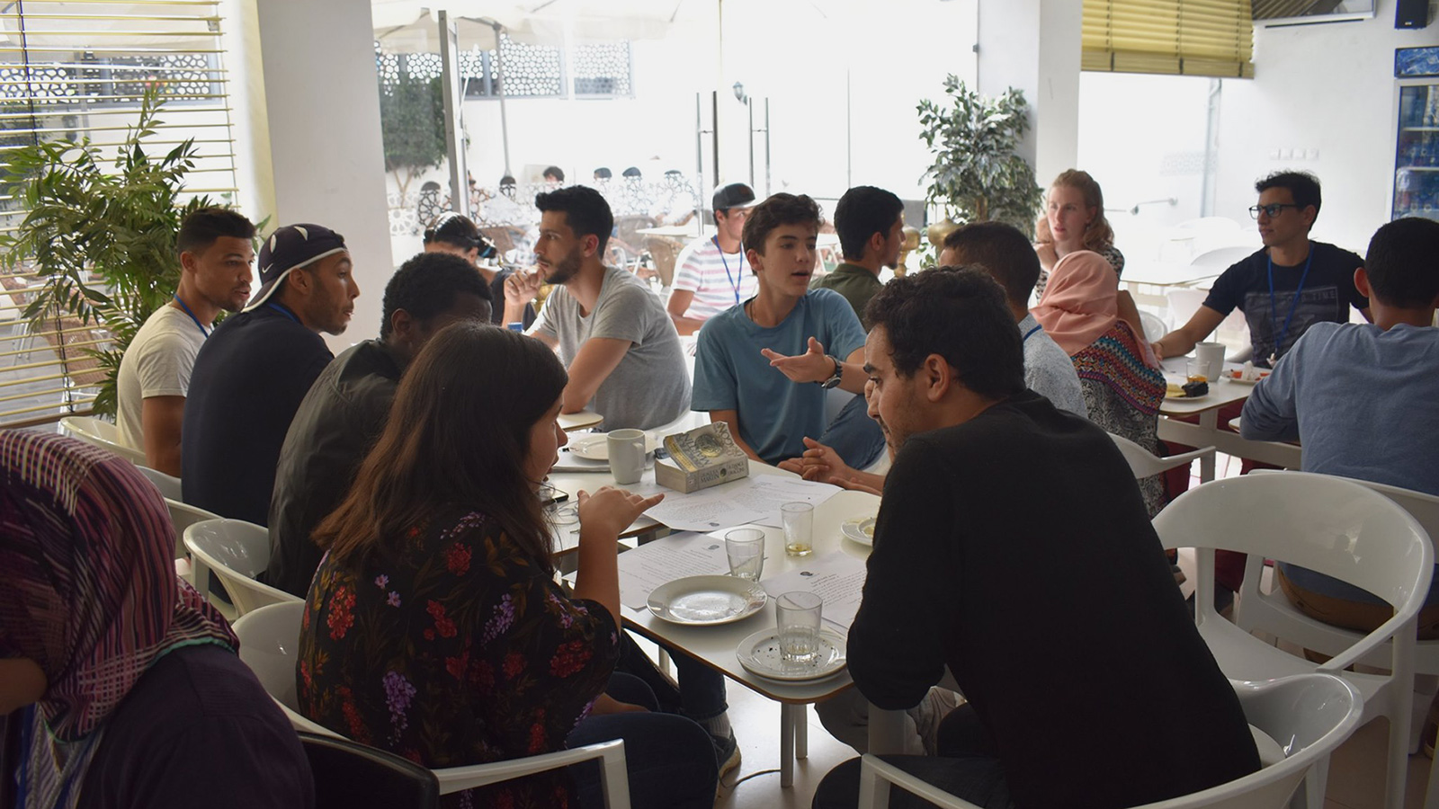 ‪يتوزع المشاركون في المقهى في مجموعات صغيرة ويتحدثون بالعربية في موضوع محدد سلفا‬ (الجزيرة)