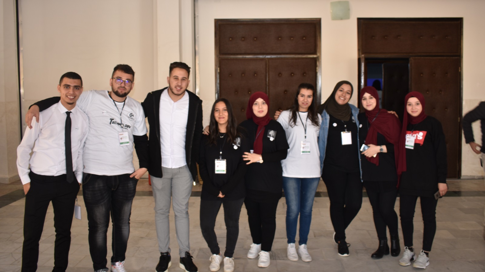 ‪طلاب جزائريون من جامعة سكيكدة خلال مخيم ريدي العلمي‬ (الجزيرة)
